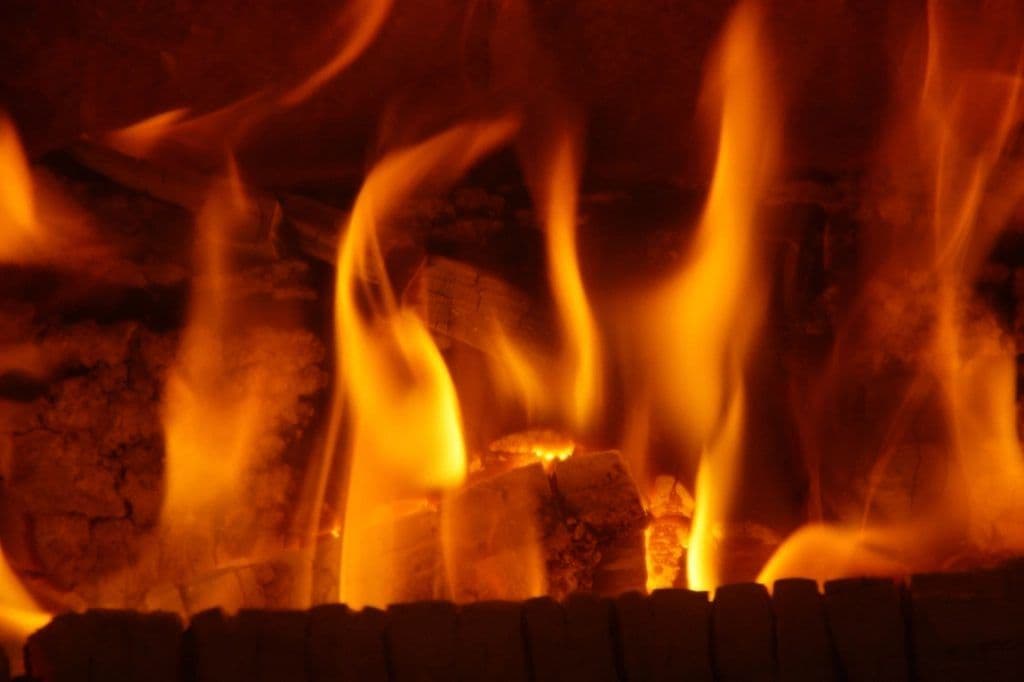 Lodernde Flammen in einer Feuerstätte