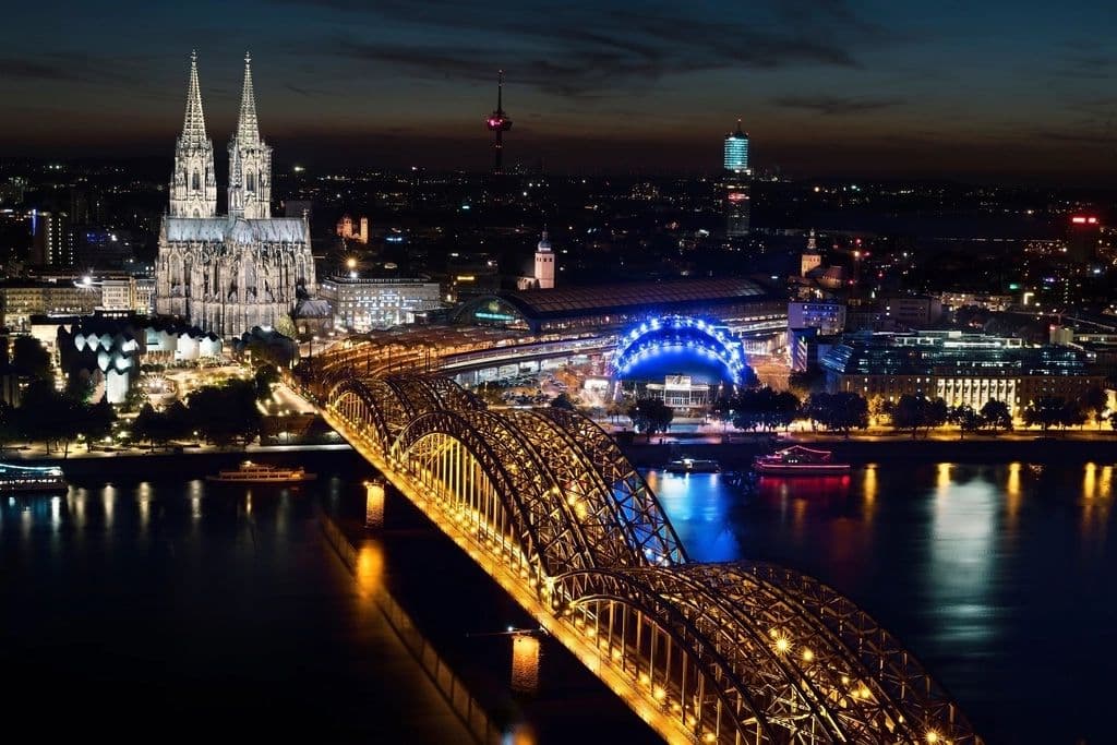 Kölner Dom und Hohenzollernbrücke bei Nacht